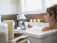 candles around bath tub