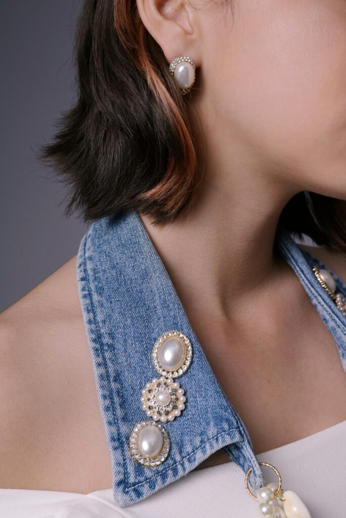 how to wear vintage pins