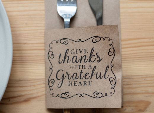 set Thanksgiving table thrift